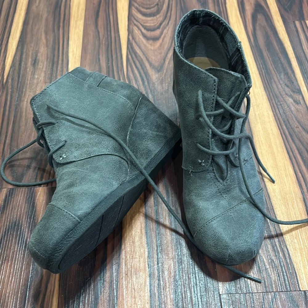 Maurice's size 7 lace up booties worm once